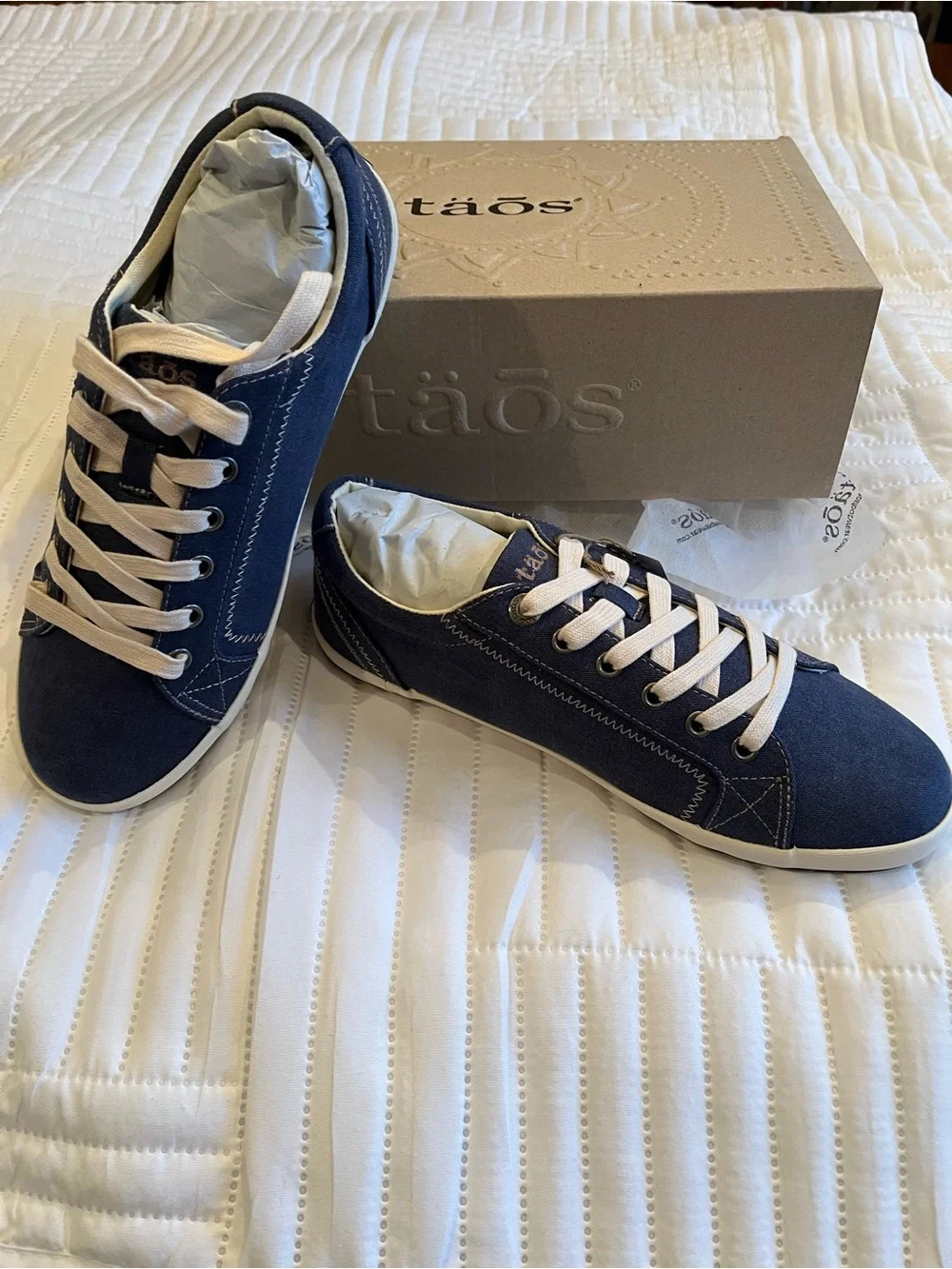 Taos Blue Wash Canvas Star Sneakers women’s 9.5W NWT NIB